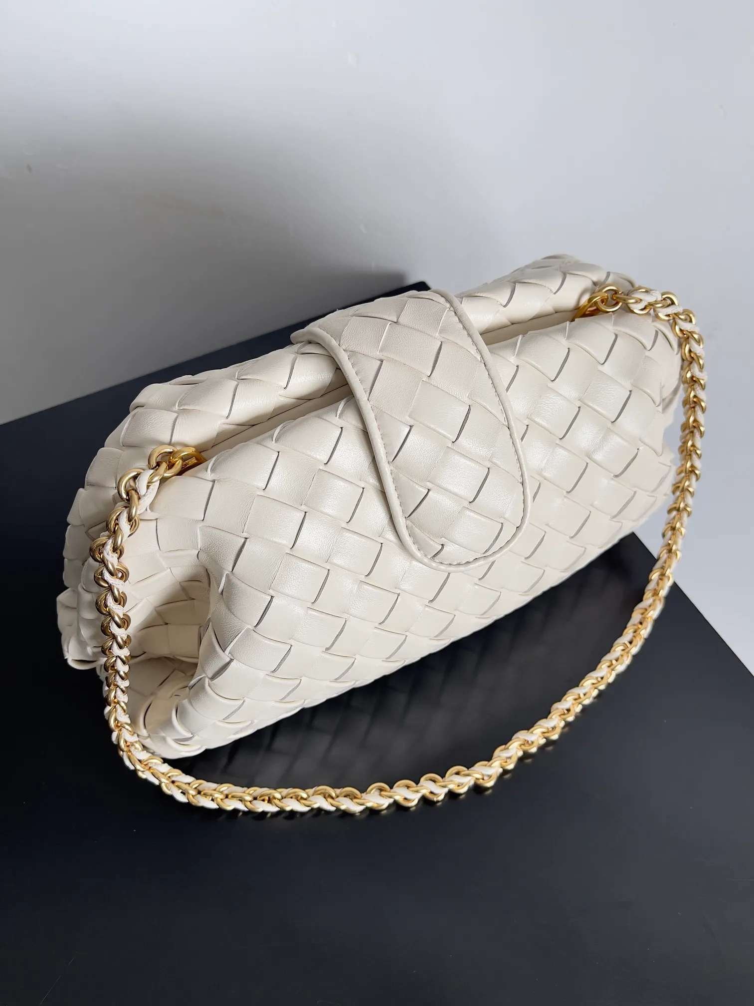 Batch 2260 BOTTEGA VENETA Lady's LAUREN CLUTCH Chain Clutch was inspired by 40 years ago. It is a perfect fusion of classic and modern bags. It is effortless and fashionable for any occasion and at any time. The newly added detachable metal chain allows people to have more ways to carry it. It is grand and elegant. Style No.: 785807 Size: 31.5*16.5*11cm